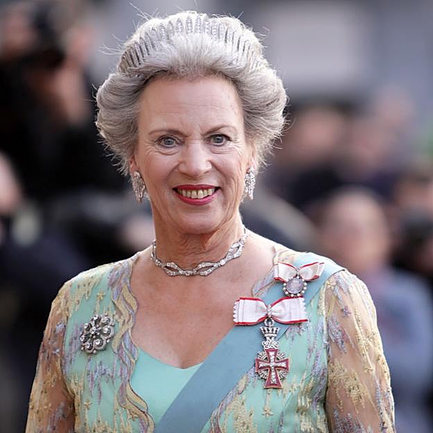 Por qué estos pendientes de diamantes de Benedicta de Dinamarca son la joya más original y enigmática de la corona danesa