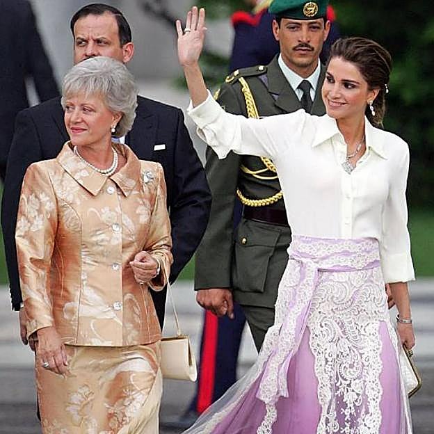 La princesa Muna y la reina Rania en la boda de Letizia y Felipe VI. 