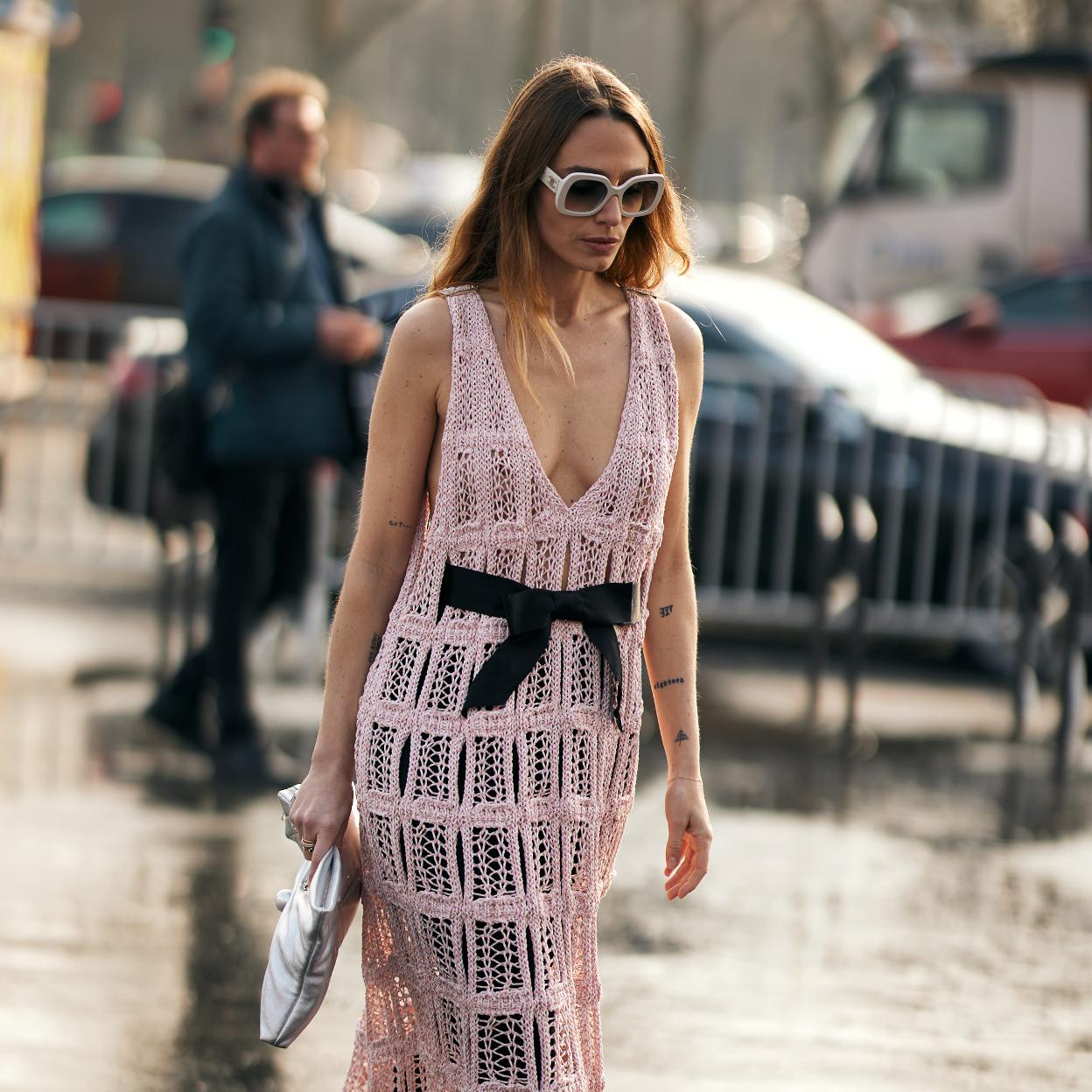 Mujer con vestido de tirantes