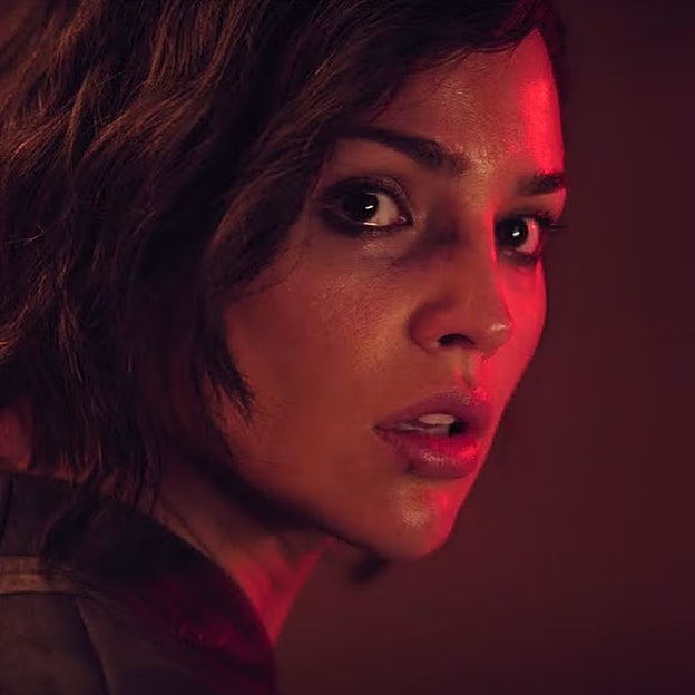 Riya (Eiza González) tendrá que tirar de todo su ingenio para sobrevivir en el planeta de Ash.