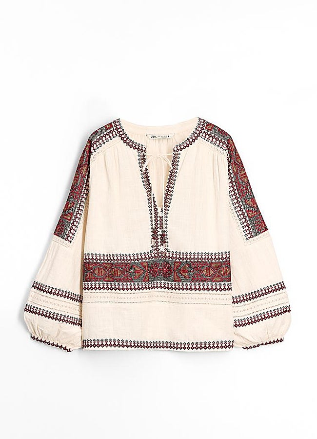 Imagen - Blusa con bordados combinados de Zara.