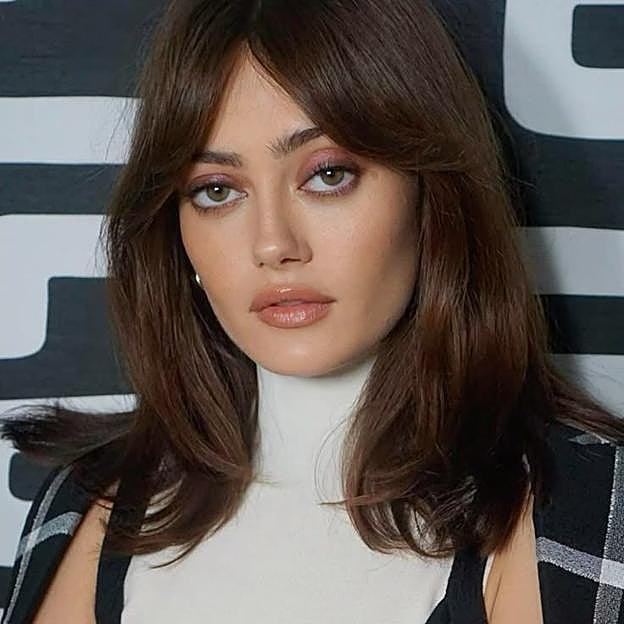 Ella Purnell con flequillo cortina en corte de media melena