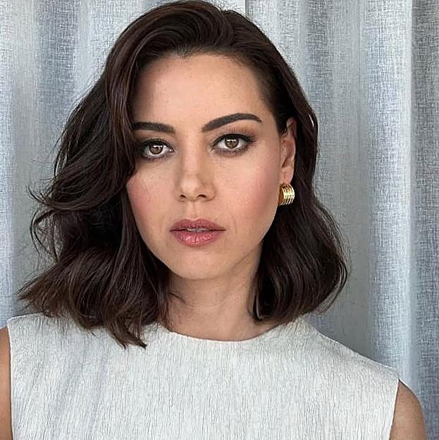 Aubrey Plaza con flequillo de lado en italian bob