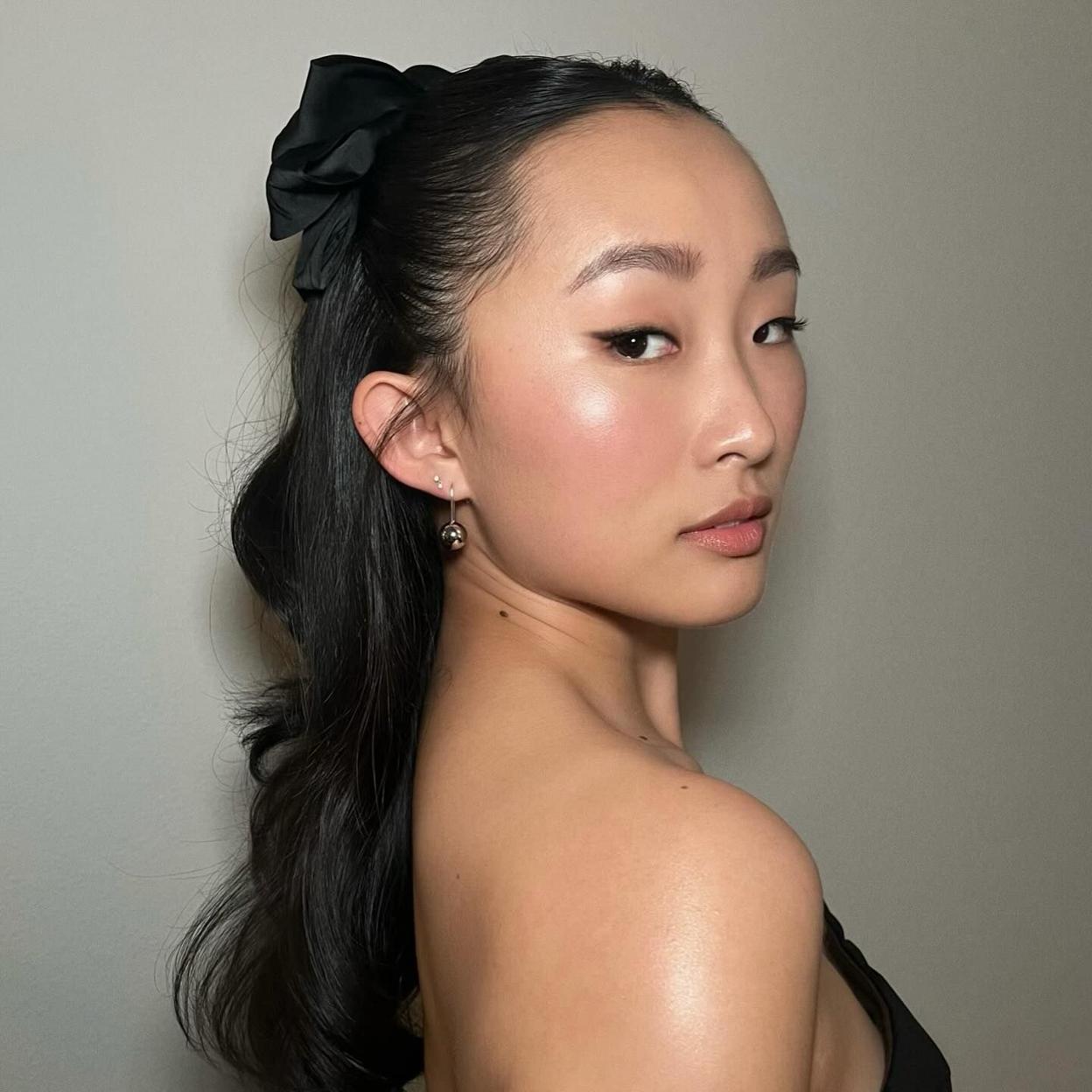 Actriz coreana con piel luminosa y turgente