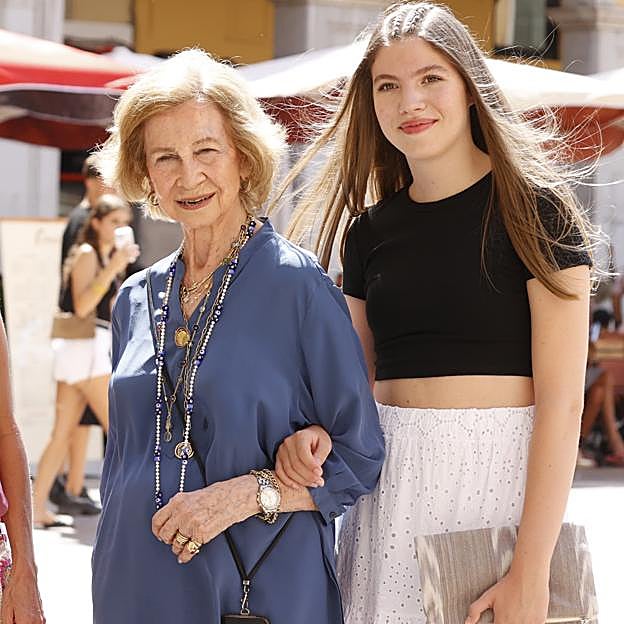 La reina emérita Sofía junto a su nieta menor, la infanta Sofía, el verano pasado en Palma de Mallorca. 