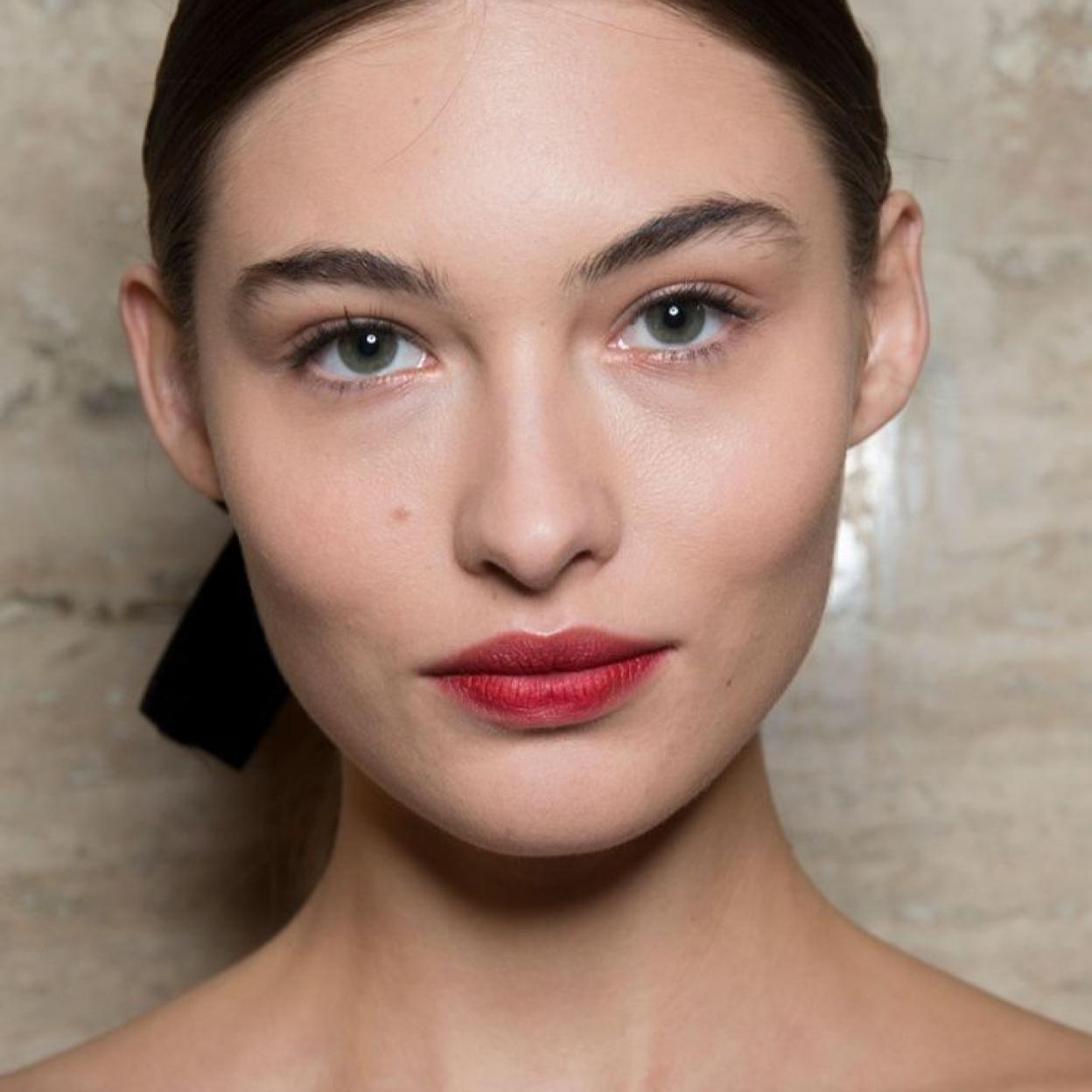 Modelo con tinte de labios y mejillas