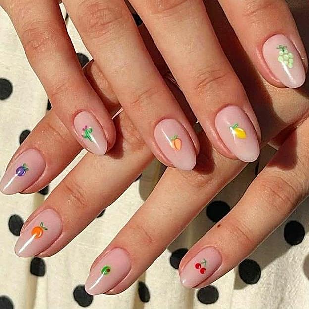 Uñas nude con dibujos de frutas