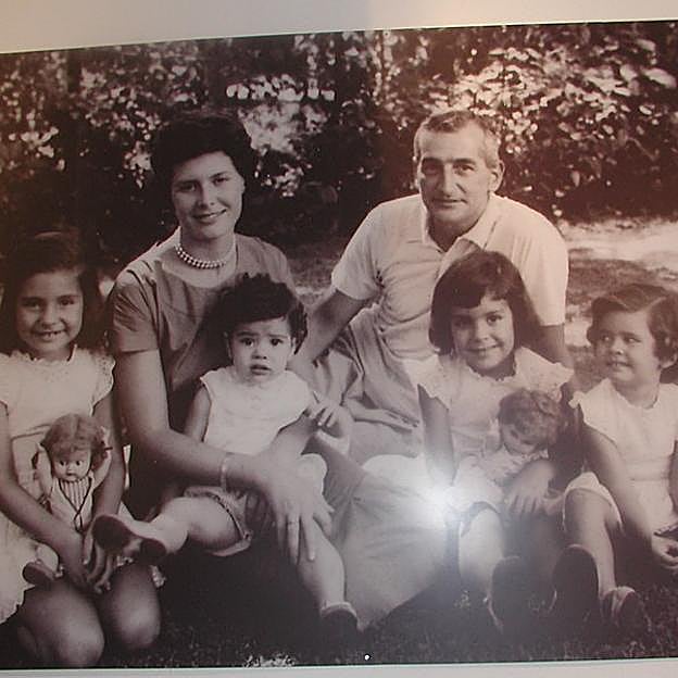 Héctor Germán Oesterheld junto a su mujer, Elsa, y sus cuatro hijas en una imagen tomada en los años 50 en el jardín de su casa en Buenos Aires.