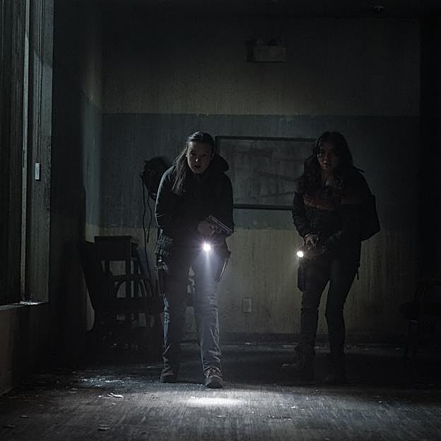 Bella Ramsey como Ellie e Isabela Merced como Dina en una imagen del cuarto episodio de la segunda temporada de The Last of Us.