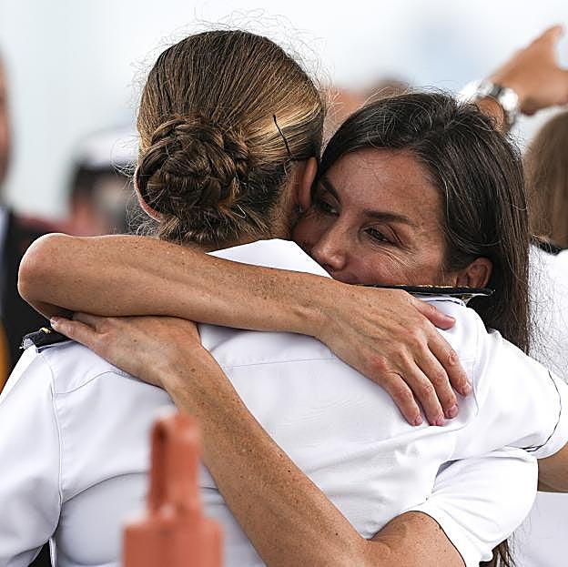 Una emocionada reina Letizia se funde en un abrazo con su hija, la princesa Leonor, tras cuatro meses sin verla. Se han reencontrado a bordo del Juan Sebastián Elcano en Panamá, adonde ha viajado la reina. 