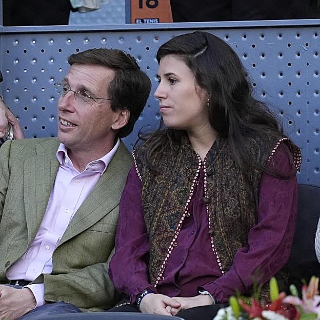 Teresa Urquijo, con un favorecedor look premamá, en el Mutua Madrid Open: el chaleco favorito de las pijas españolas y una blusa muy especial