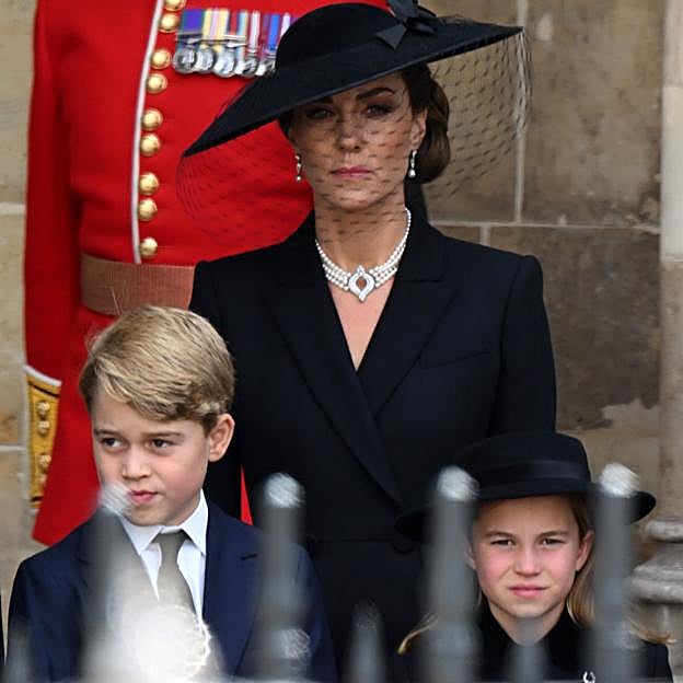 Kate Middleton junto a sus hijos, Charlotte y George durante el funeral de Isabel II. 