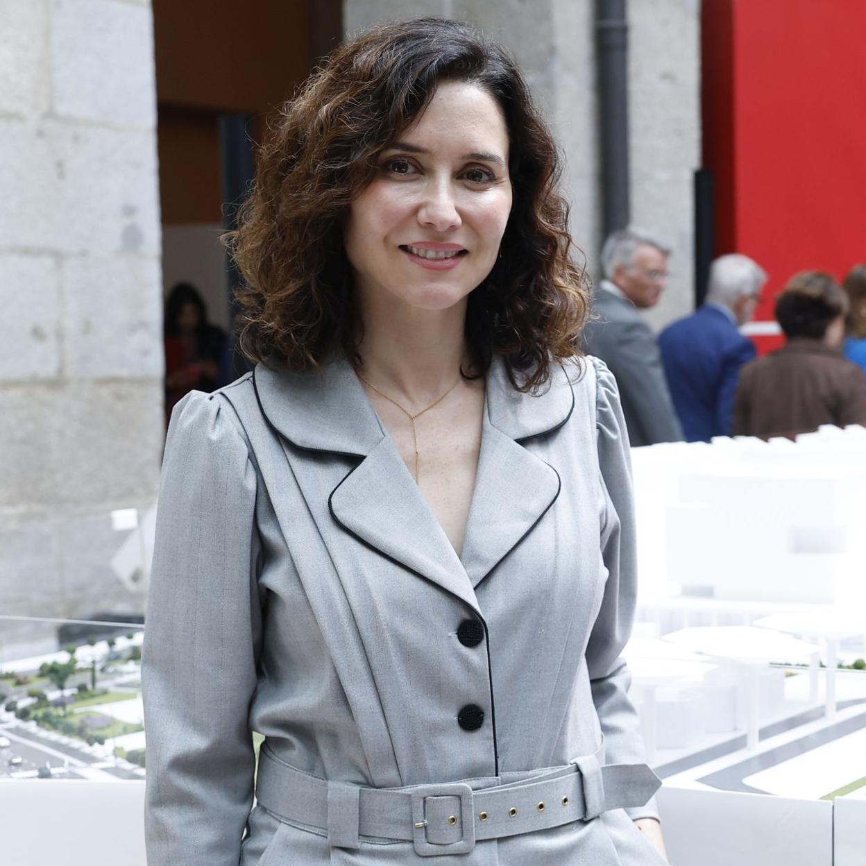 Isabel Díaz Ayuso con un mono de color gris.