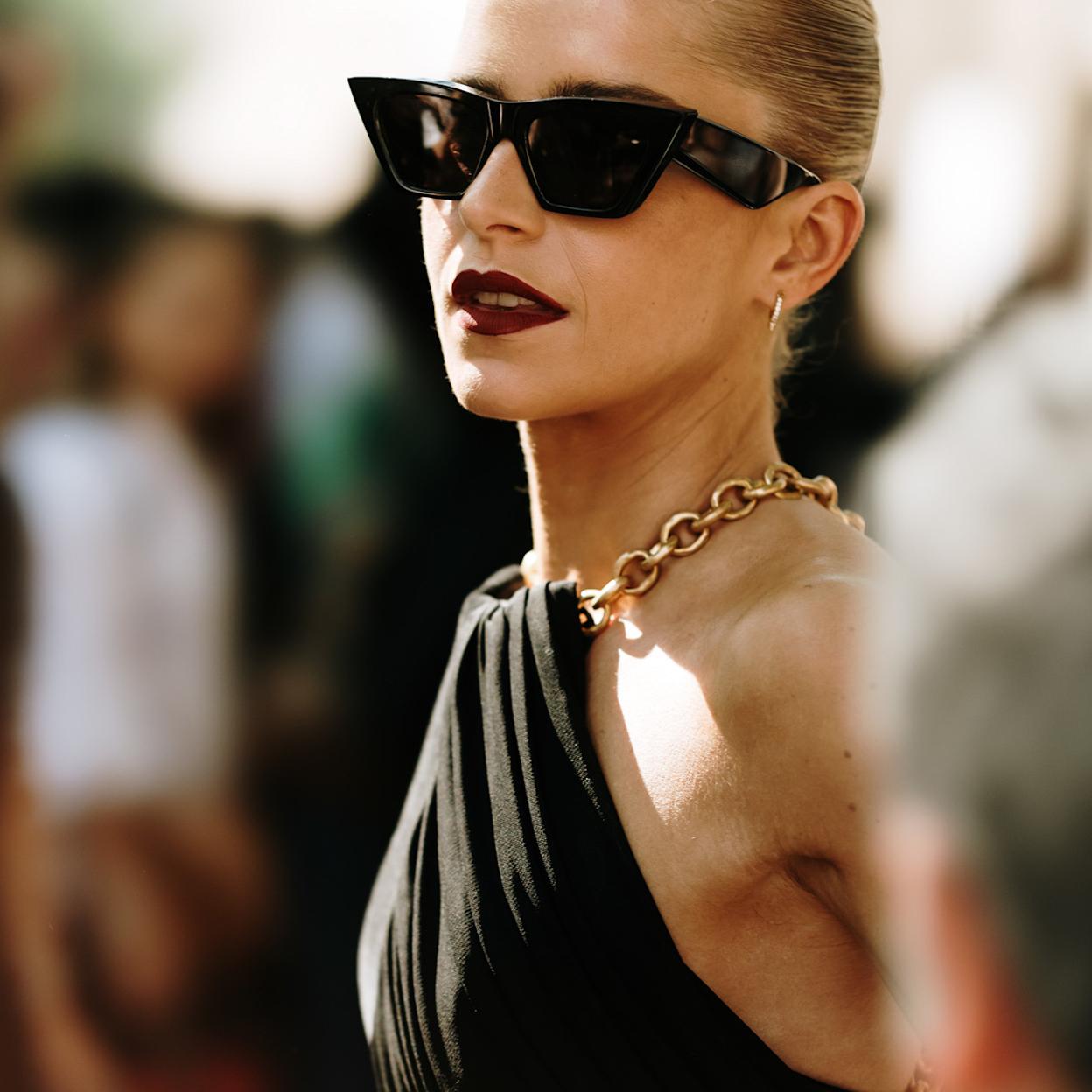 Mujer con look de verano con joyas