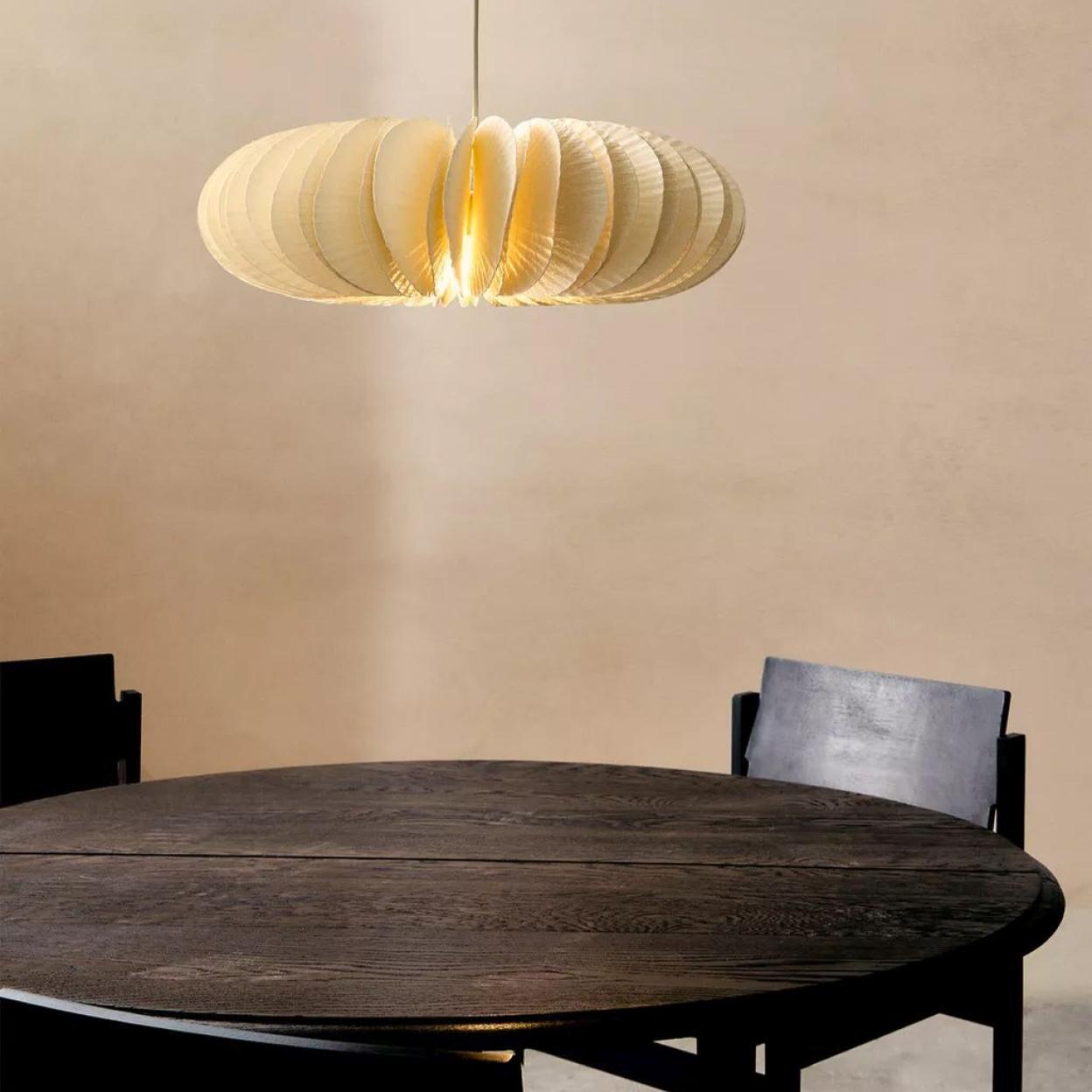 La lámpara artesana que ha diseñado Fanglu Lin para Zara Home. Precio: 79.99 euros.