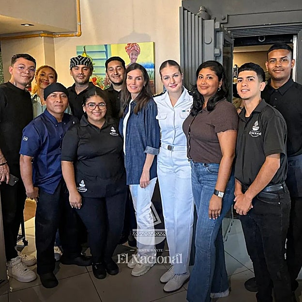 Letizia y Leonor posan con el equipo del restaurante panameño. 