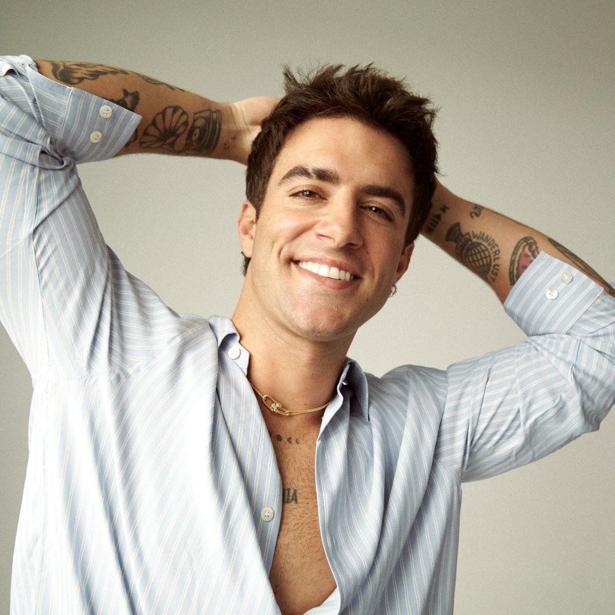 Álvaro de Luna lleva camisa de COS, pantalón de Dsquared2 y collar de Tiffany's. Maquillaje: Patrizio Niccolai para Dior Beauty. Estilismo: Daniela Gutiérrez. Asistentes de estilismo: Raúl Salmerón y Laura Escudero. Publicistas: Shahar Levi y Emma Monreal. 