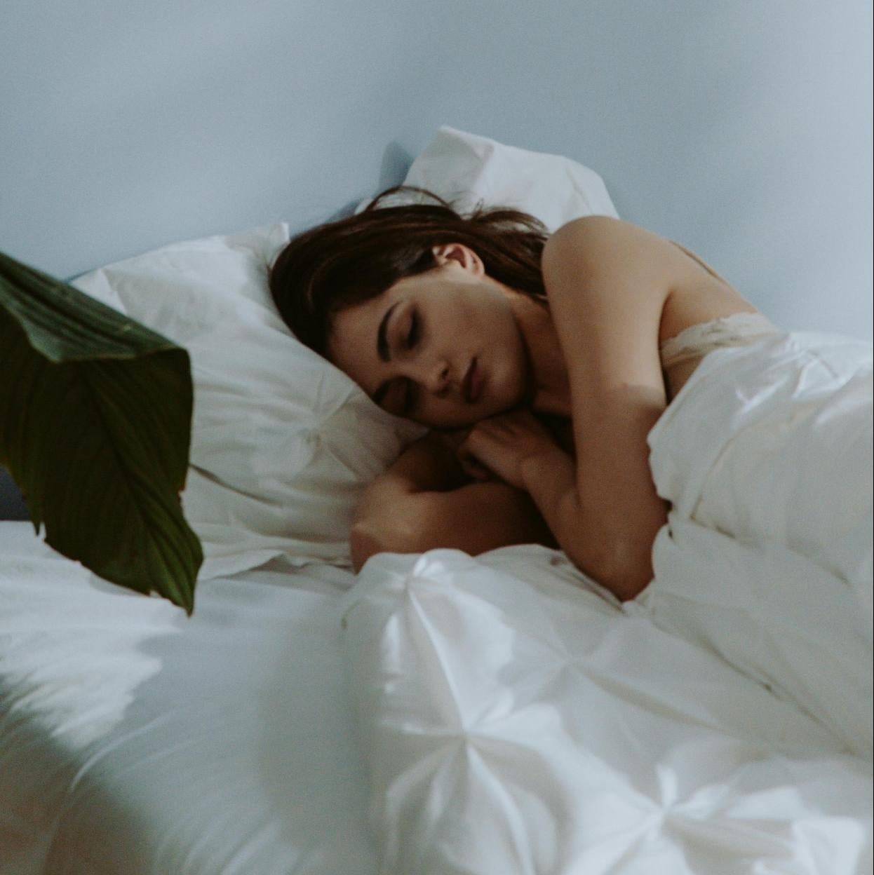 Dedicar cinco minutos a un automasaje te ayuda a relajarte para dormirte antes. 