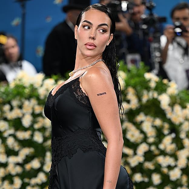 La primera vez de Georgina Rodríguez en la Gala MET 2025: vestidazo lencero de Vetements y espectacular collar de diamantes