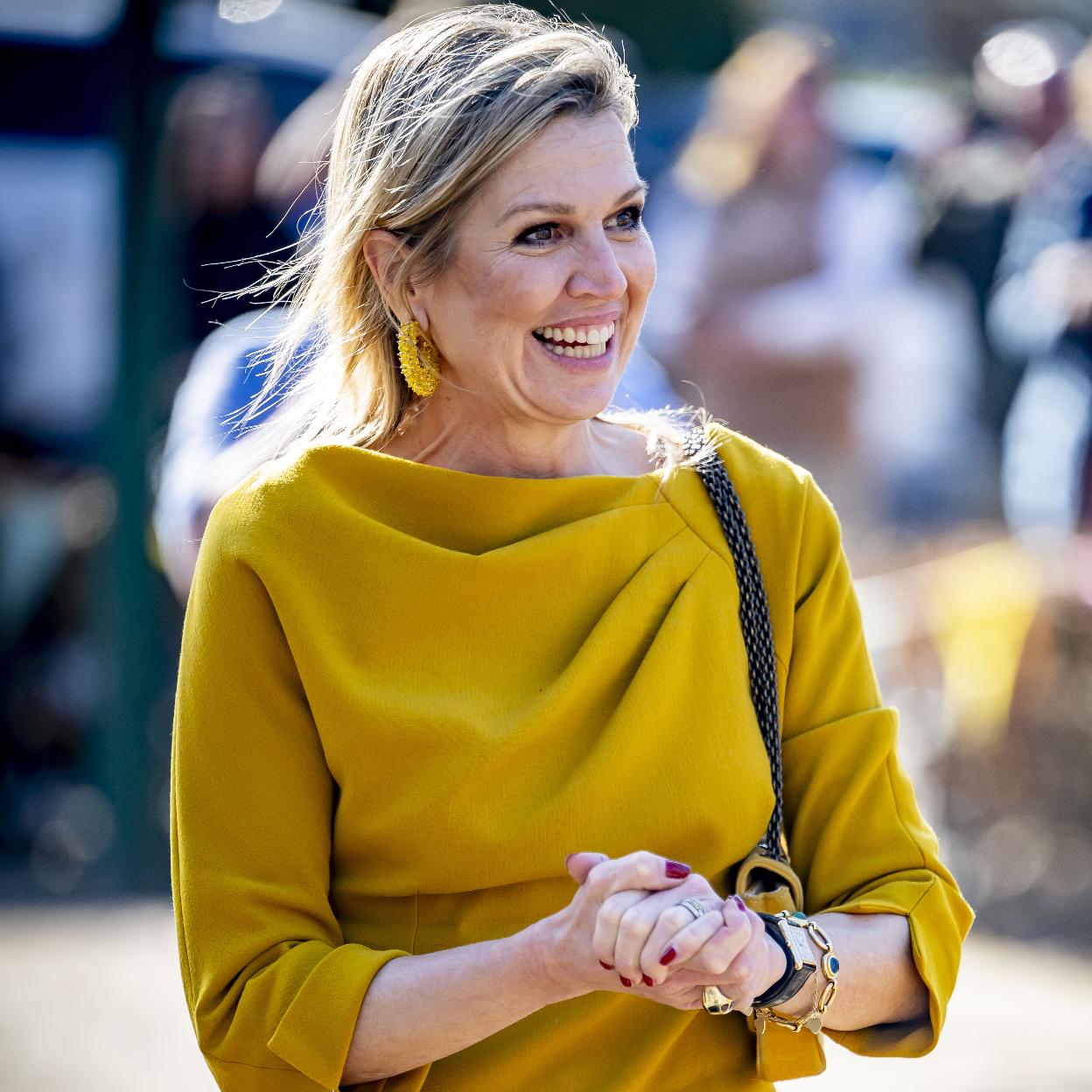 Máxima de Holanda con uñas rojas.