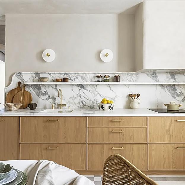 La cocina Terra diseñada por Devesa&Agenjo Interiorismo para DELAMORA cuesta con electrodomésticos SMEG; grifería, desagüe, rebosadero y clasificador de residuos de BLANCO; encimera y pavimento de SAPIENSTONE; campana extractora de NOVY y lámpara y obra de arte de celulosa, de AINHOA MORENO.