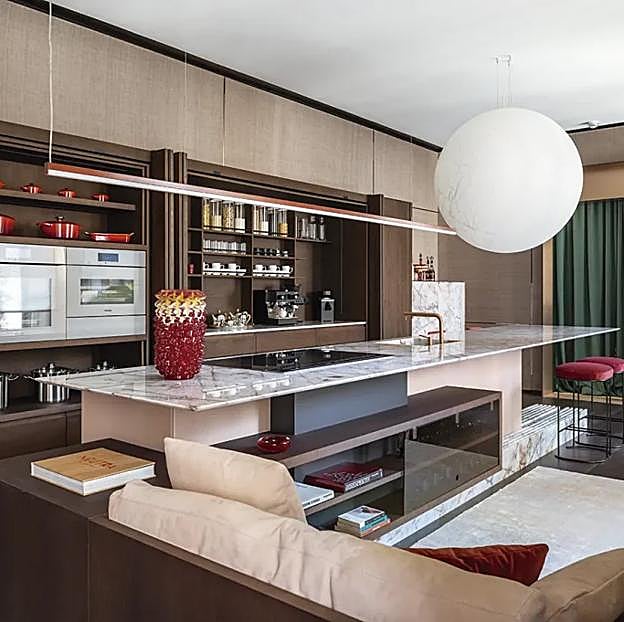 La cocina Silencio y Paz de Ángel Cazorla para Mobalco incluye electrodomésticos MIELE, suelo y encimera de piedra natural de CUPA STONE y revestimiento cerámico de TAU CERÁMICA.