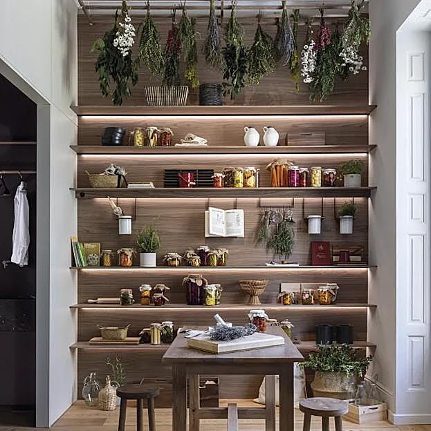 La cocina El umbral invisible de Santos tiene muebles de la firma, electrodomésticos MIELE y encimera de cuarcita de CUPA STONE.