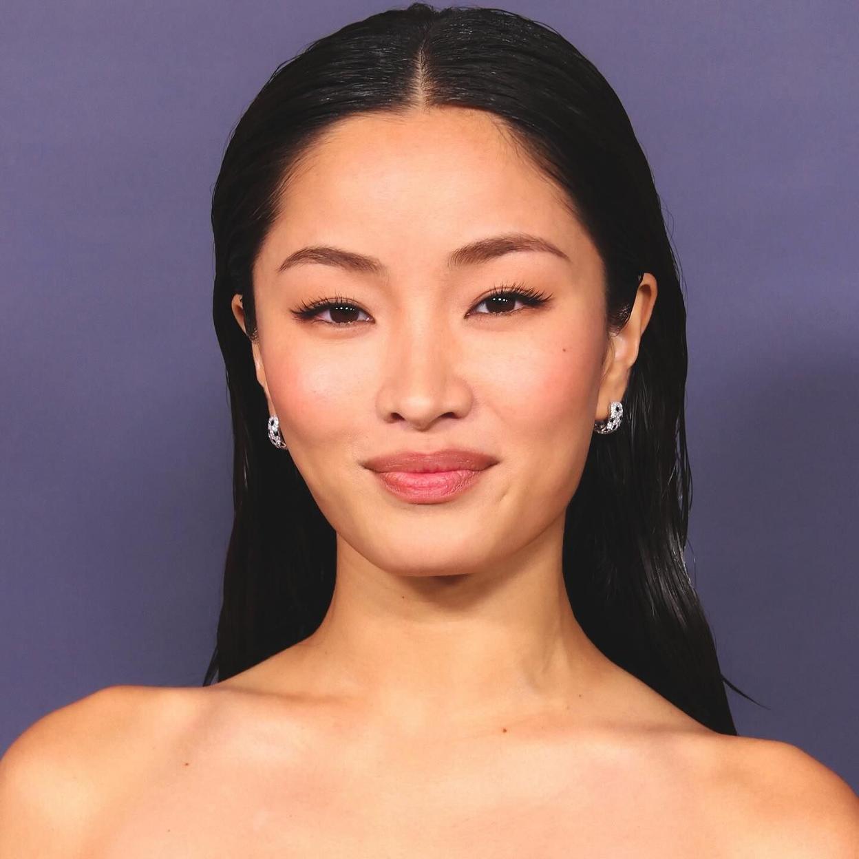 Anna Sawai con piel de cristal