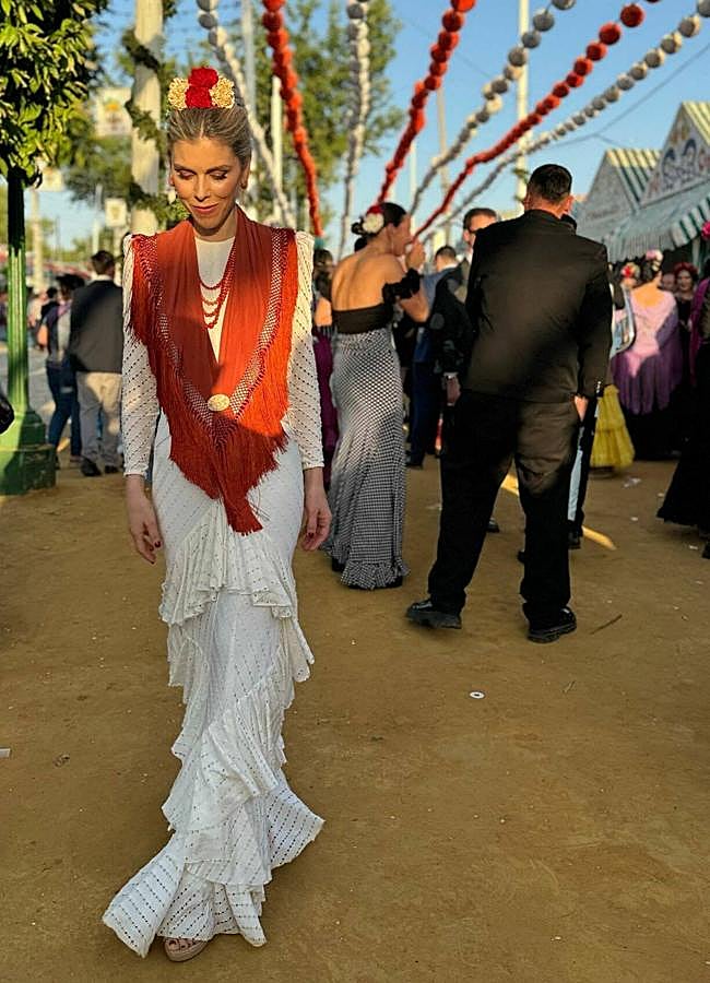 Imagen - Manuela Villena con un vestido de flamenca blanco. / INSTAGRAM
