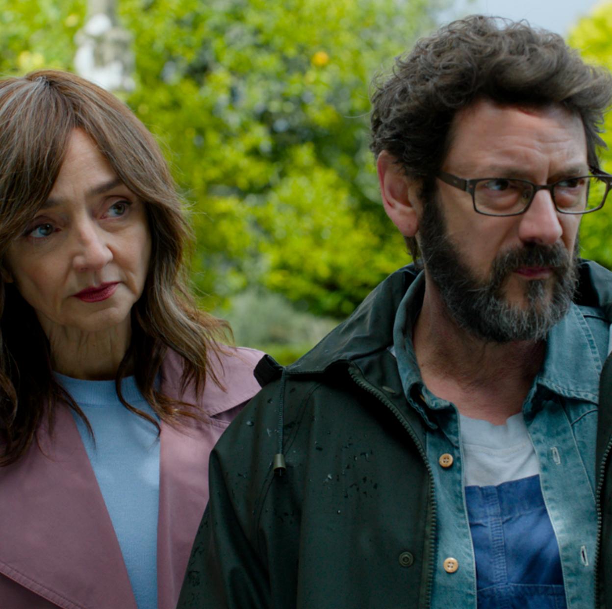 Amalia (María de Medeiros) es la dueña de la finca en la que comienza a trabajar Fernando como jardinero.