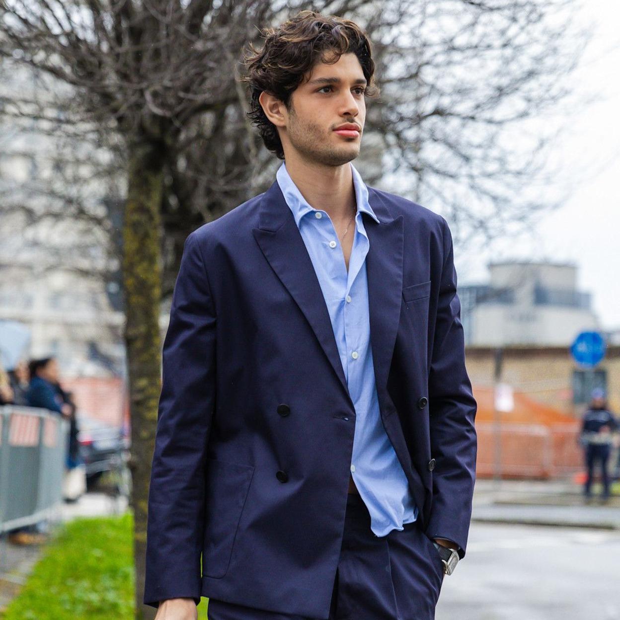Modelo masculino en el street style
