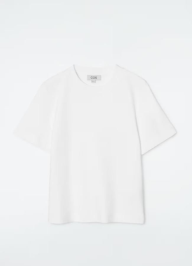 Imagen - Camiseta básica en blanco de COS (35 euros).