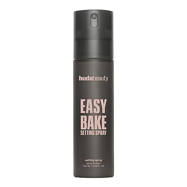 Easy Bake Setting Spray de Huda Beauty. Precio: 35 euros