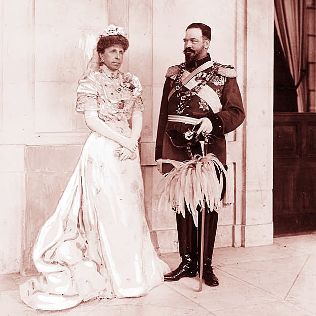 La reina María Cristina y el príncipe Luis Fernando de Baviera, padrinos en el bautizo del infante Luis Alfonso. 