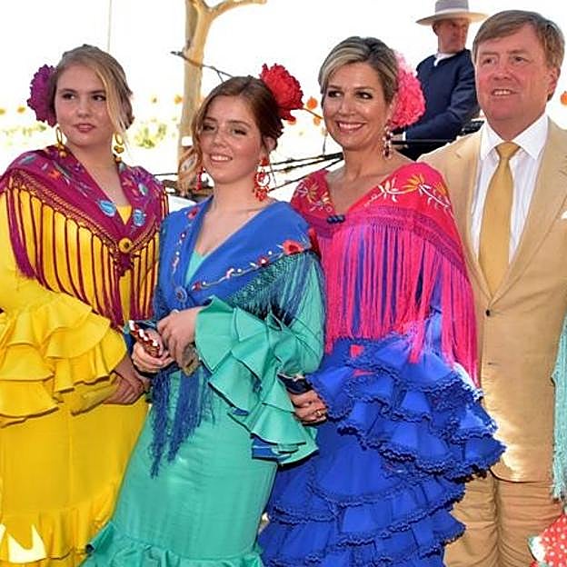 Máxima de Holanda con el rey Guillermo y sus hijas en la Feria de Abril en 2019