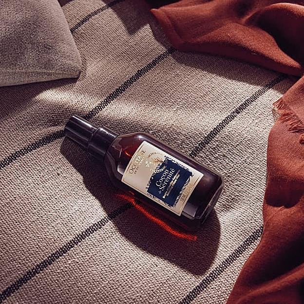 La bruma relajante de almohada Cocon de Sérénité de L'Occitane cuesta 19.80 euros en Amazon.