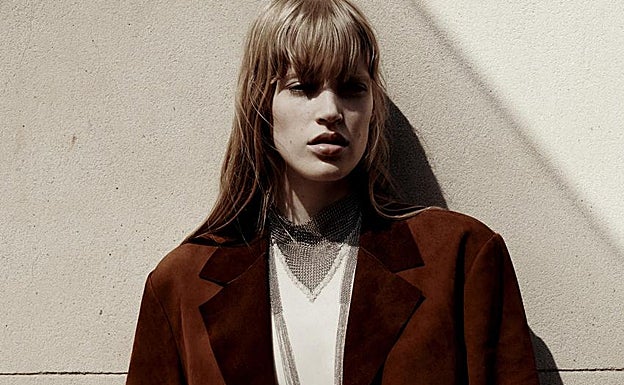 Las novedades de Massimo Dutti de la semana tiene las faldas y las blusas de encaje que van a llevar las francesas