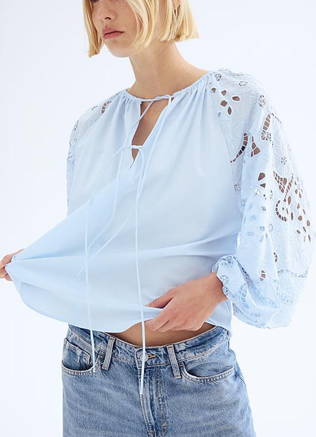 Imagen - Camisa azul cielo con bordados florales de H&M, 39,99 euros.