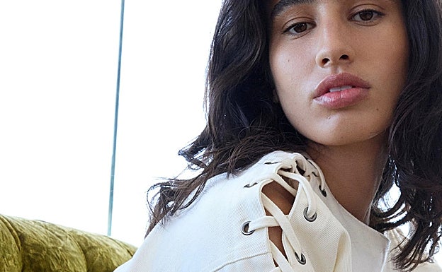 Las novedades de Parfois de la semana: camisas blancas, vestidos estampados, faldas midi y sandalias cómodas