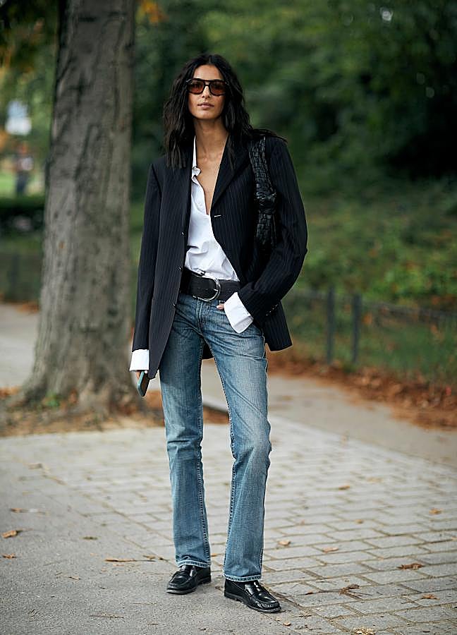 Imagen - Mujer con vaqueros rectos y blazer/LAUNCHEMTRICS SPOTLIGHT