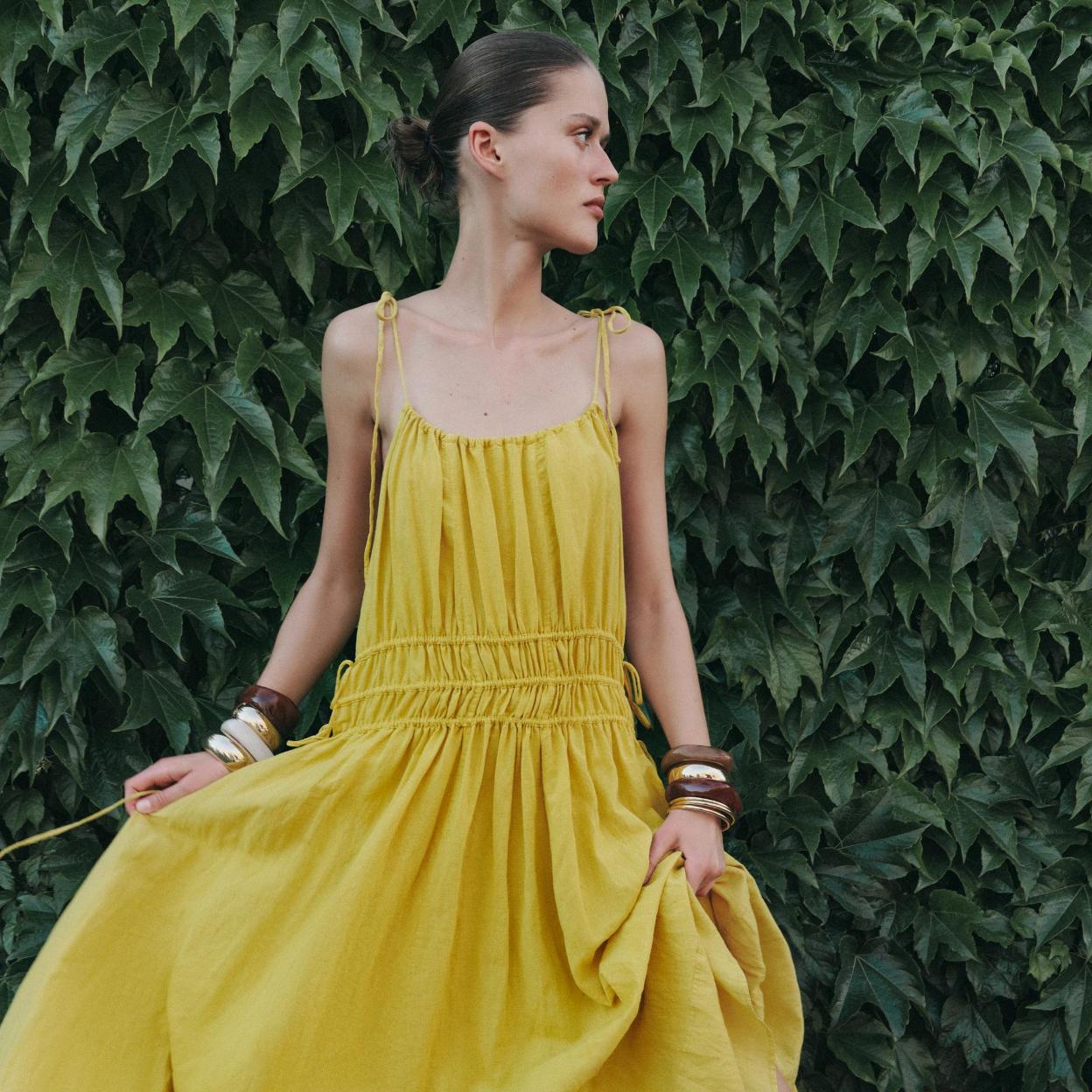 : Aquí están los vestidos de color amarillo más elegantes y baratos de la primavera.