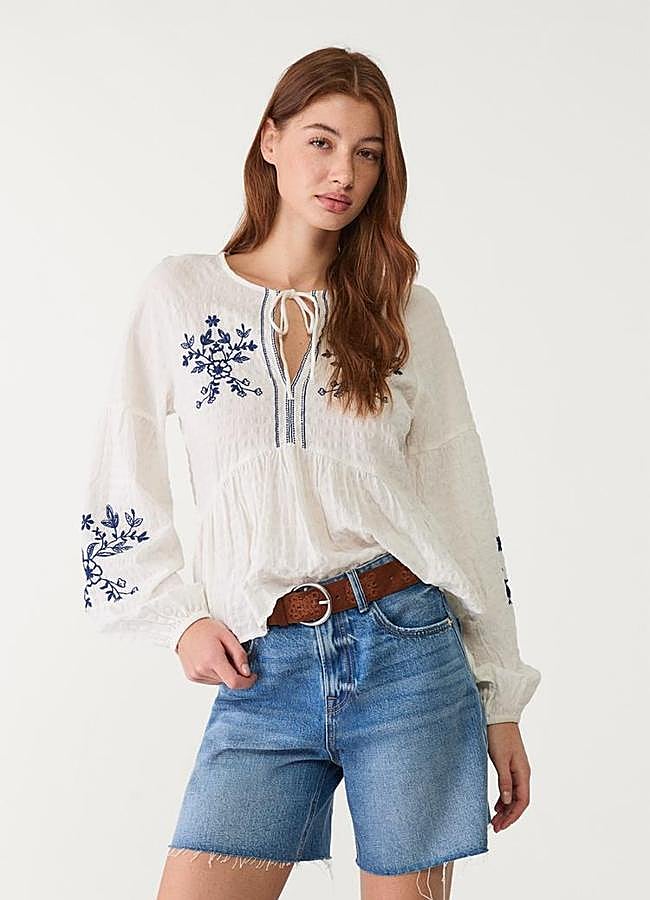 Imagen - Blusa blanca fluida Stradivarius.