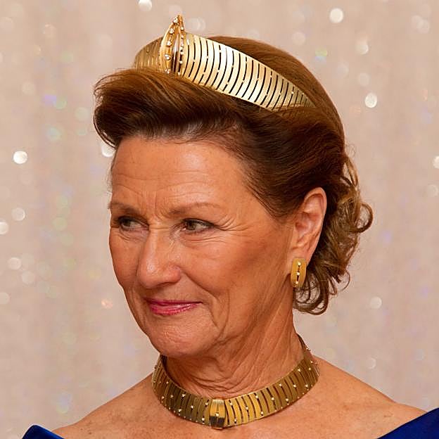 Tiara dorada moderna. 