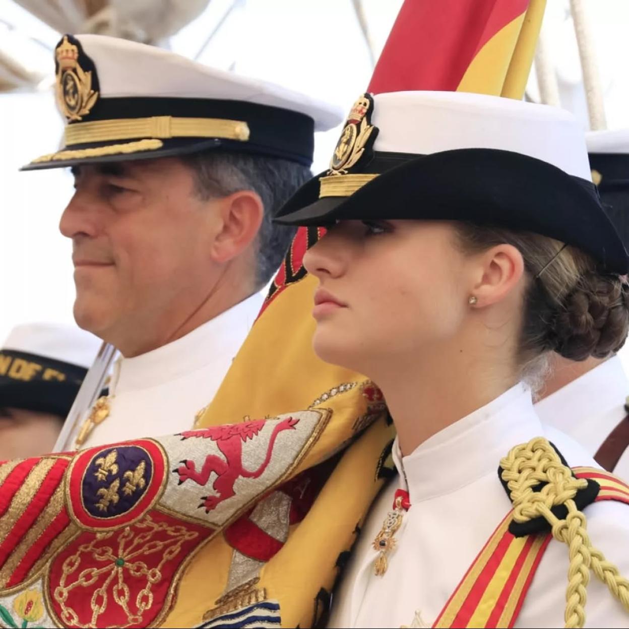 La princesa Leonor portando la bandera nacional durante el acto. 