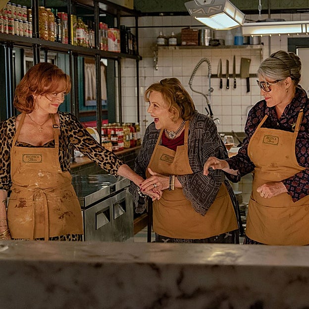 El entrañable equipo de cocineras de Nonnas con Susan Sarandon, Brenda Vaccaro y Lorraine Bracco.
