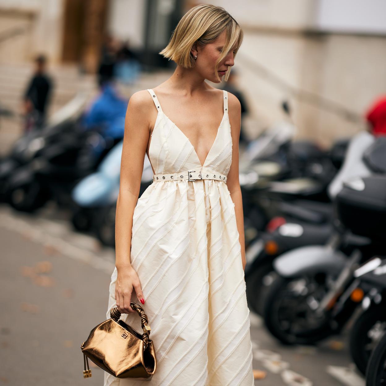 Mujer con vestido de lino