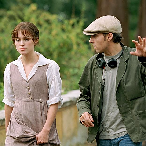 Keira Knightley junto a Joe Wright en un momento del rodaje de Orgullo y Prejuicio.