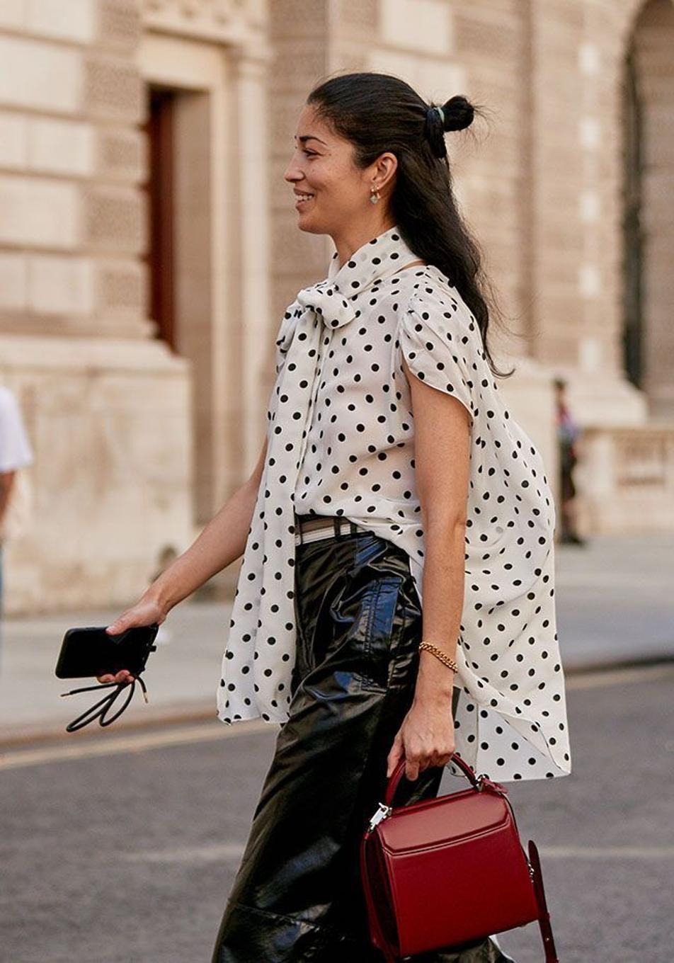 Blusas con lazo, la opción más deseada para ir elegante a partir de los 50 años