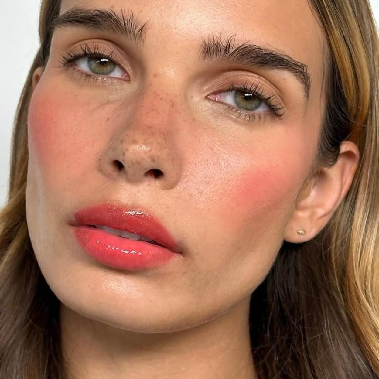 Modelo con gloss de labios