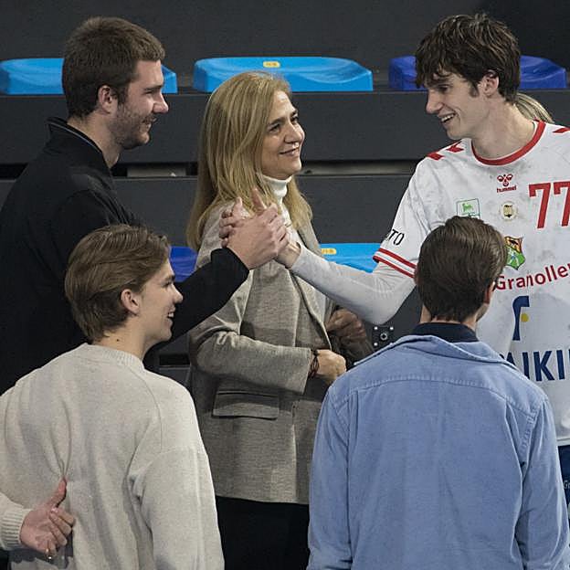 La infanta Cristina procura no perderse ninguno de los partidos que su hijo Pablo juega en Barcelona. En la foto, también con Juan Valentin y Miguel. 